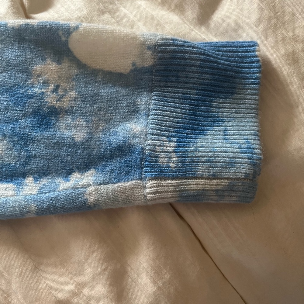 Kinross Cashmere Dreamy Hearts Pullover. Light Blue. Size M. - Picture 6 of 14